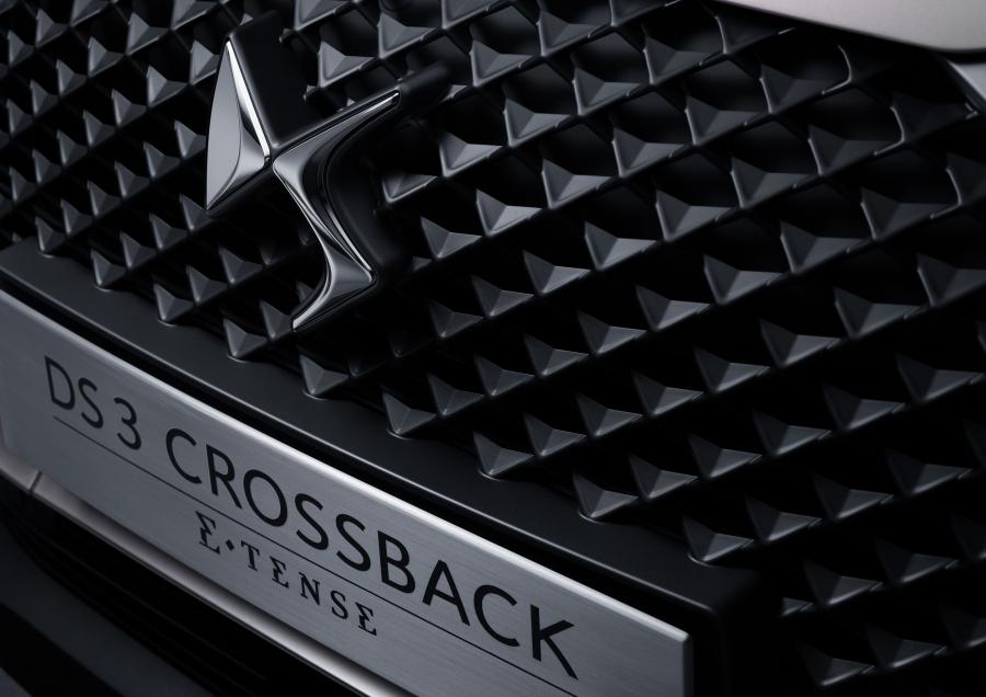Логотип DS 3 Crossback E-Tense 2019 года  (WW) (фото 9 из 42)